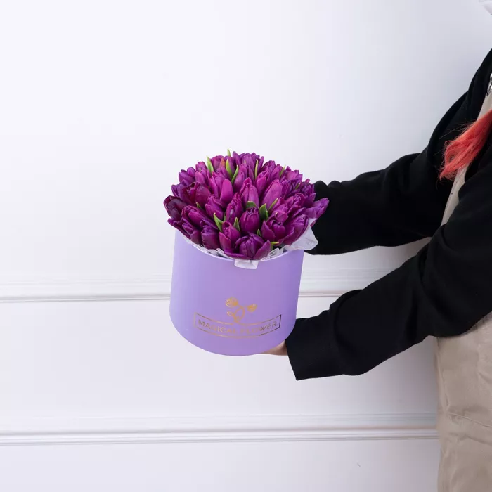 35 фиолетовых тюльпан в фиолетовой шляпной коробке