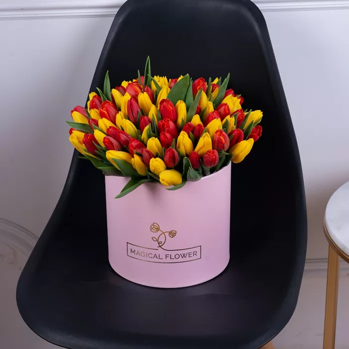 Букет из 101 разноцветного тюльпана в розовой шляпной коробке