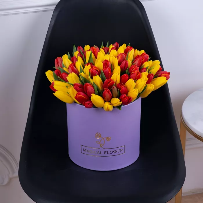 Букет из 101 разноцветного тюльпана в фиолетовой шляпной коробке