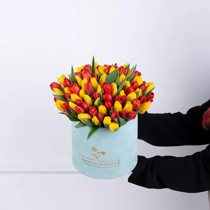 101 разноцветный тюльпан в зеленой бархатной шляпной коробке