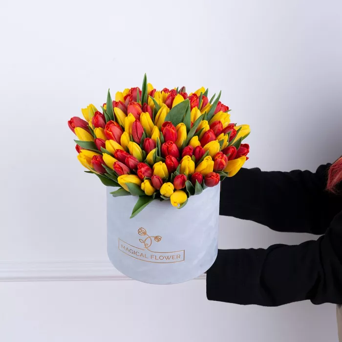 Букет из 101 разноцветного тюльпана в серой бархатной шляпной коробке
