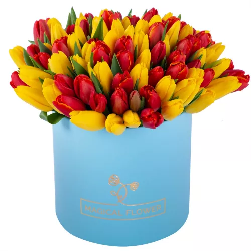 Букет из 101 красного и желтого тюльпана в голубой шляпной коробке