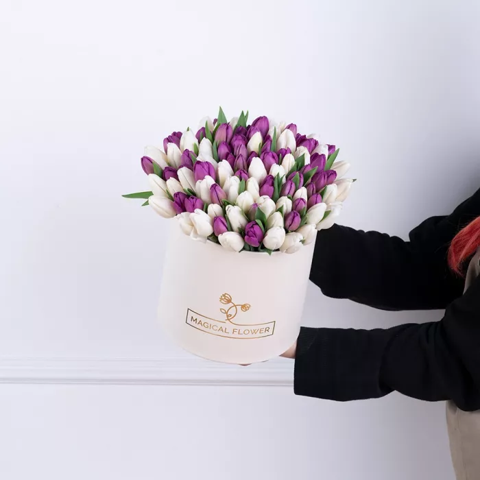 101 разноцветный тюльпан в кремовой шляпной коробке