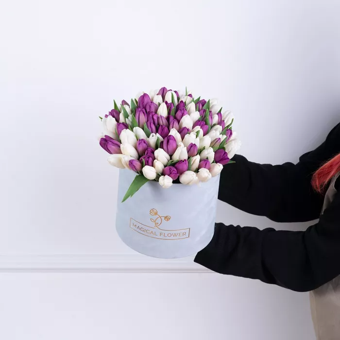 101 разноцветный тюльпан в серой бархатной шляпной коробке