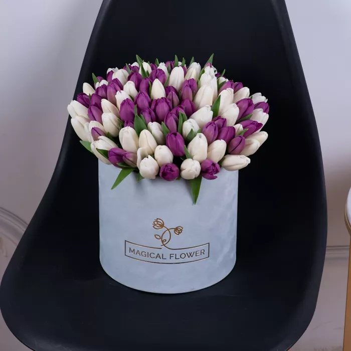 101 разноцветный тюльпан в серой бархатной шляпной коробке