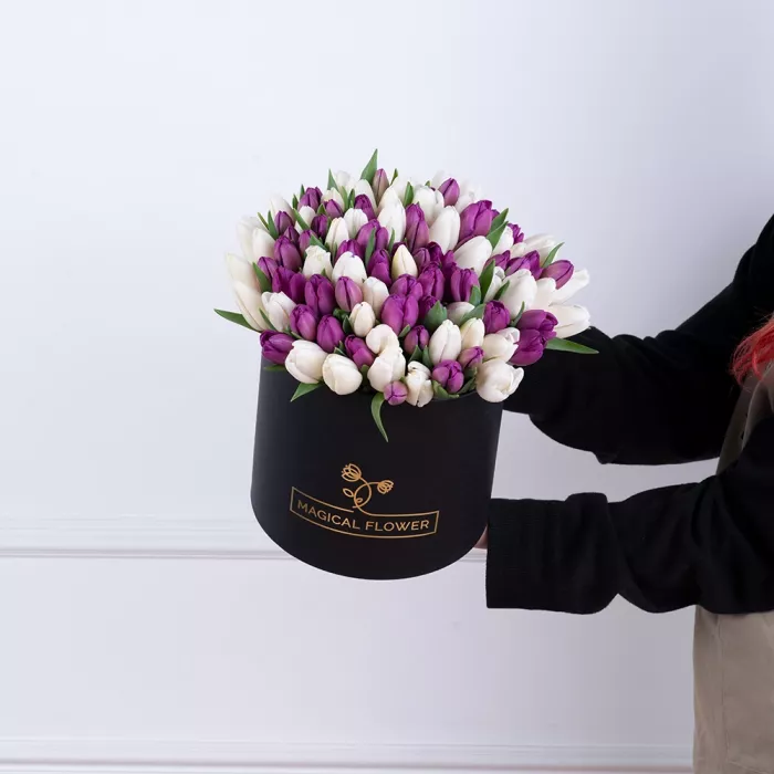 101 разноцветный тюльпан в черной шляпной коробке