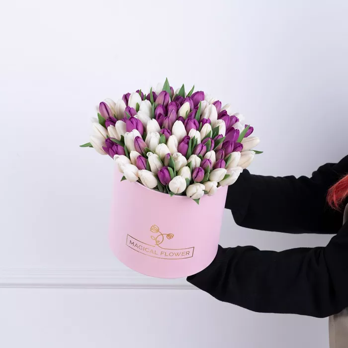 101 разноцветный тюльпан в розовой шляпной коробке