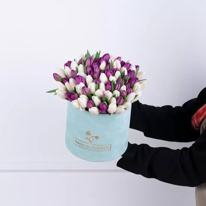 101 разноцветный тюльпан в зеленой бархатной коробке шляпной коробке