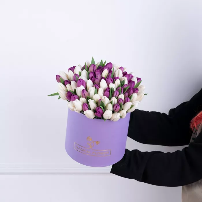 101 разноцветный тюльпан в фиолетовой шляпной коробке