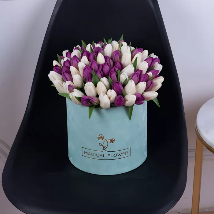 101 разноцветный тюльпан в зеленой бархатной коробке шляпной коробке