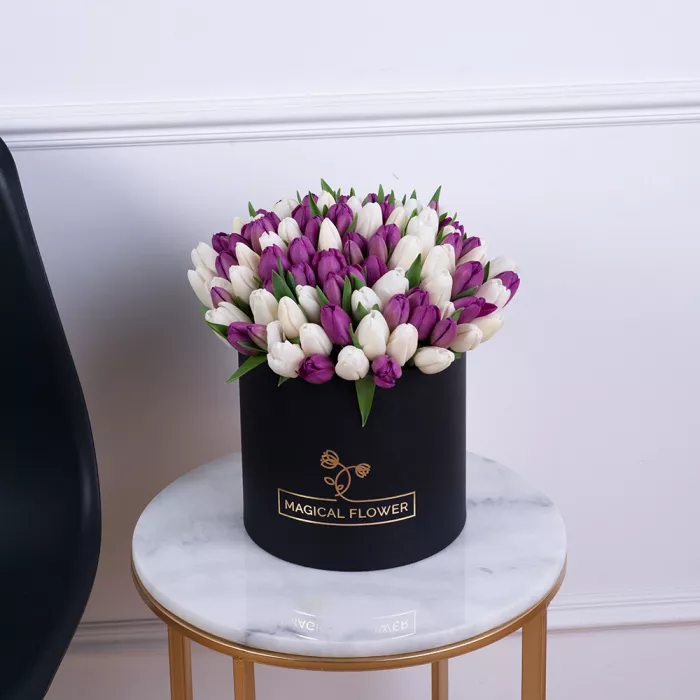101 разноцветный тюльпан в черной шляпной коробке