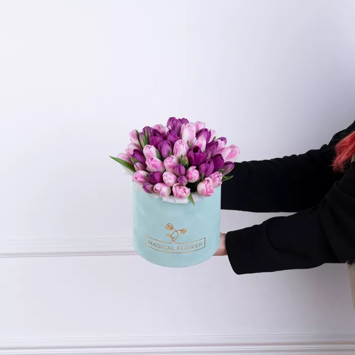 Разноцветный 51 тюльпан в зеленой бархатной шляпной коробке