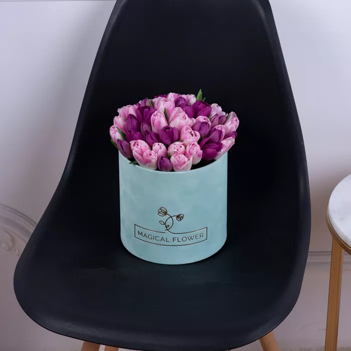 Разноцветный 51 тюльпан в зеленой бархатной шляпной коробке