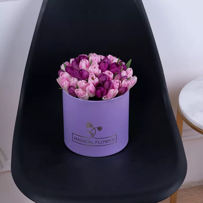 Разноцветный 51 тюльпан в фиолетовой шляпной коробке