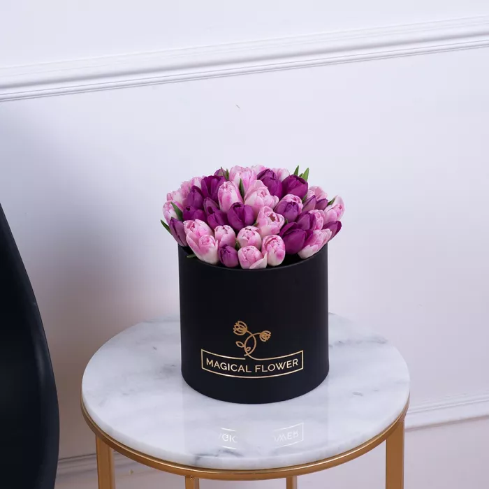 Разноцветный 51 тюльпан в черной шляпной коробке