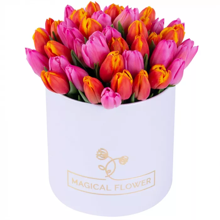 Букет микс из 51 тюльпана в белой шляпной коробке