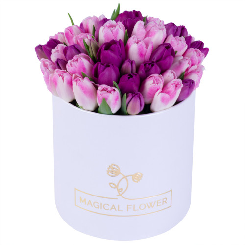 Букет из 51 тюльпана разных цветов в белой шляпной коробке