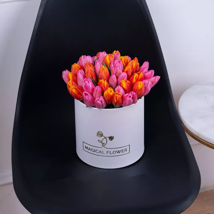 Букет микс из 51 тюльпана в белой шляпной коробке