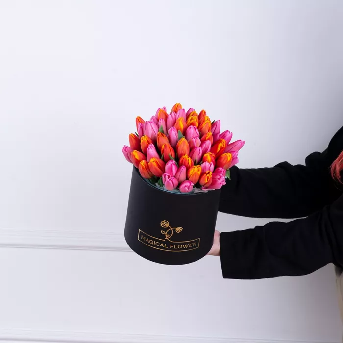 Букет микс из 51 тюльпана в черной шляпной коробке