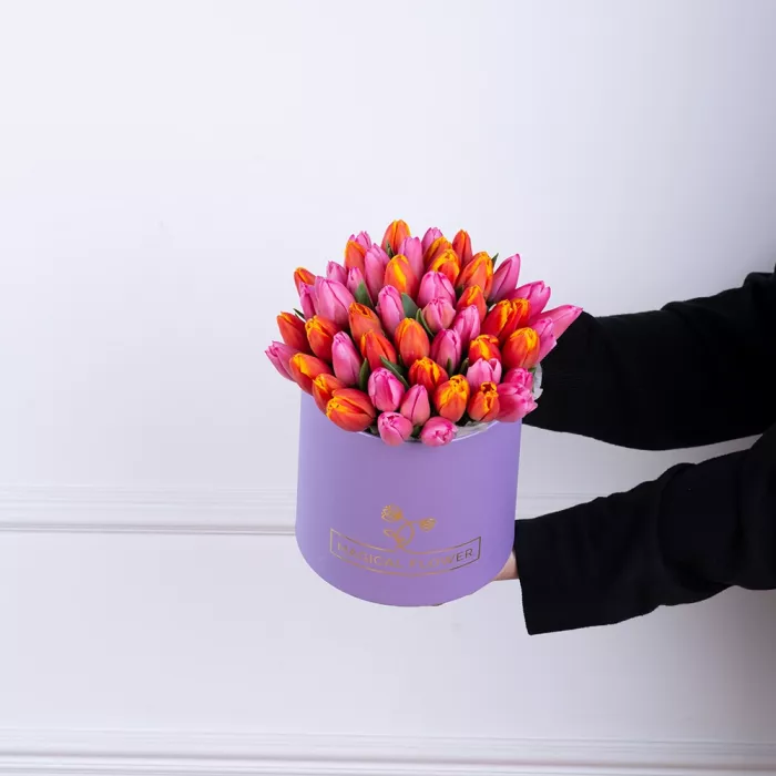 Букет микс из 51 тюльпана в фиолетовой шляпной коробке