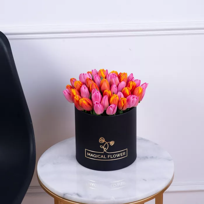 Букет микс из 51 тюльпана в черной шляпной коробке