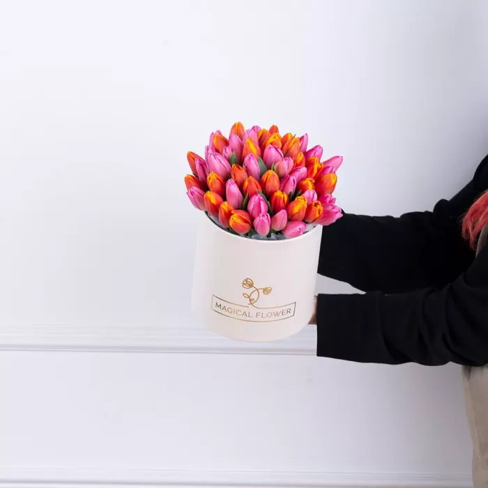 Букет микс из 51 тюльпана в кремовой шляпной коробке