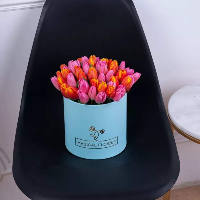 Букет микс из 51 тюльпана в голубой шляпной коробке