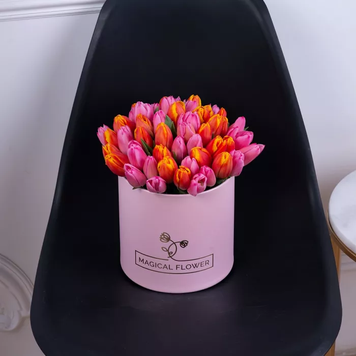 Букет микс из 51 тюльпана в роовой шляпной коробке