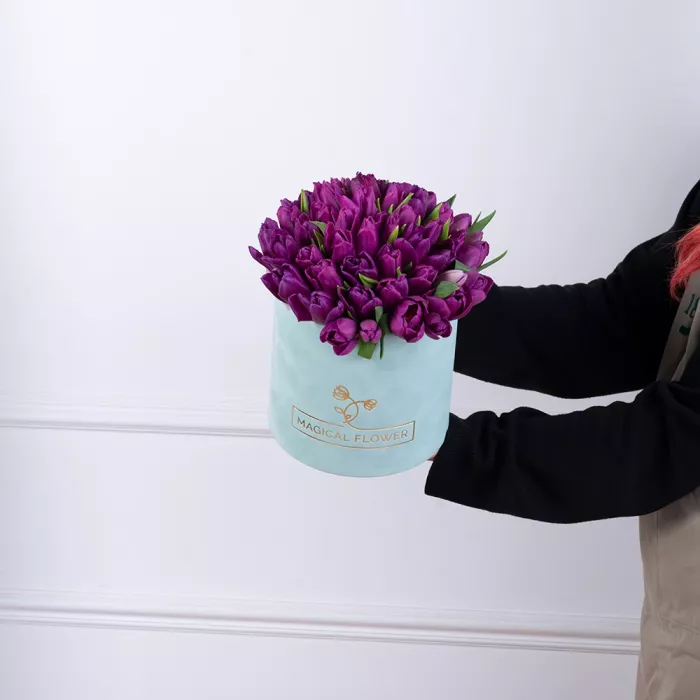 51 фиолетовый тюльпан в зеленой бархатной шляпной коробке