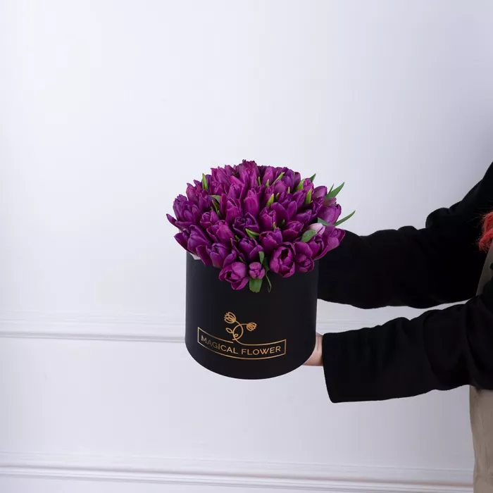 51 фиолетовый тюльпан в черной шляпной коробке