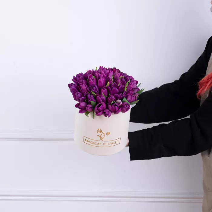 51 фиолетовый тюльпан в кремовой шляпной коробке