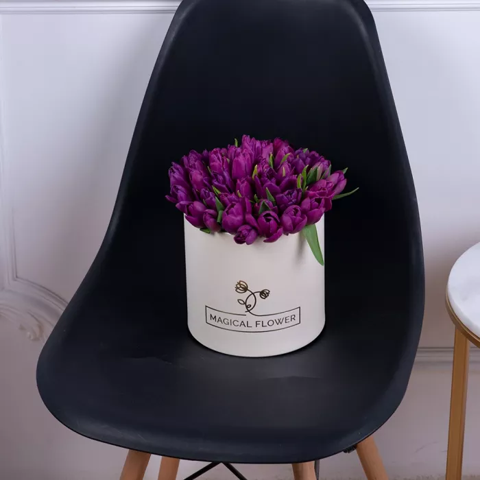 51 фиолетовый тюльпан в кремовой шляпной коробке
