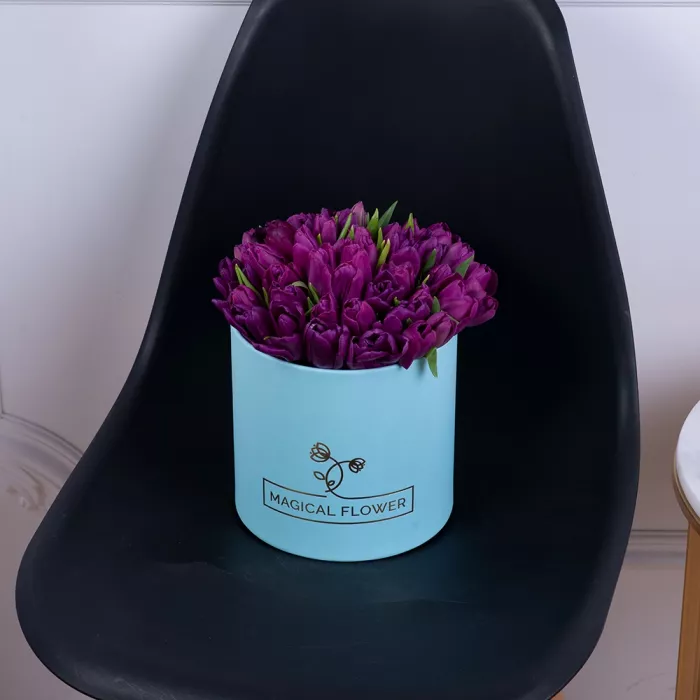 51 фиолетовый тюльпан в голубой шляпной коробке