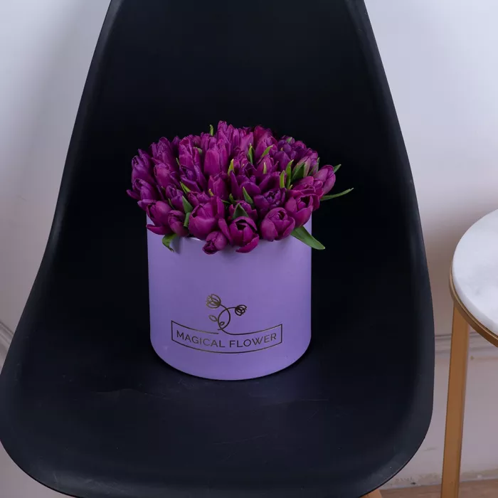 51 фиолетовый тюльпан в фиолетовой шляпной коробке