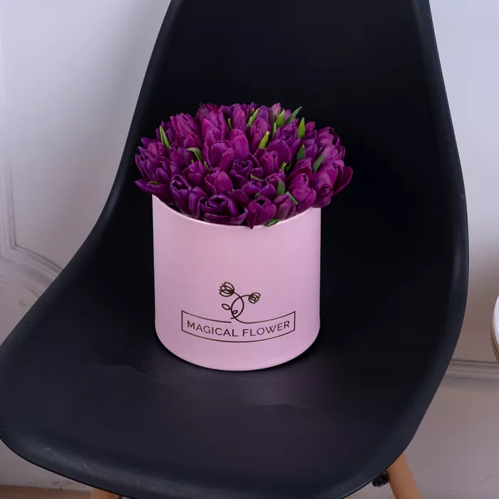 51 фиолетовый тюльпан в розовой шляпной коробке