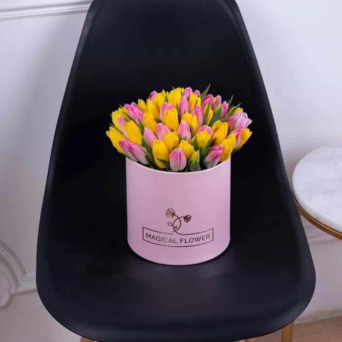 51 разноцветных тюльпан в розовой шляпной коробке