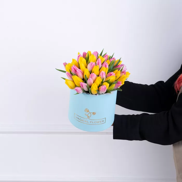 51 разноцветных тюльпан в голубой шляпной коробке