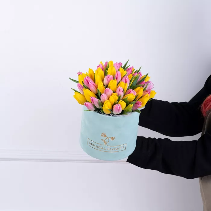 51 разноцветных тюльпан в зеленой бархатной шляпной коробке