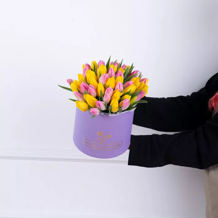 51 разноцветных тюльпан в фиолетовой шляпной коробке