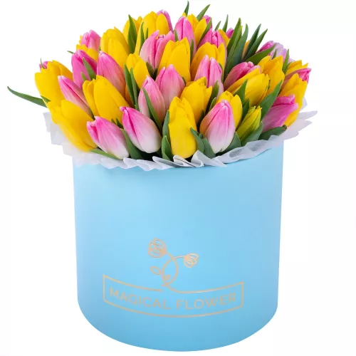 Букет из 51 разноцветных тюльпанов в голубой шляпной коробке на 60 лет