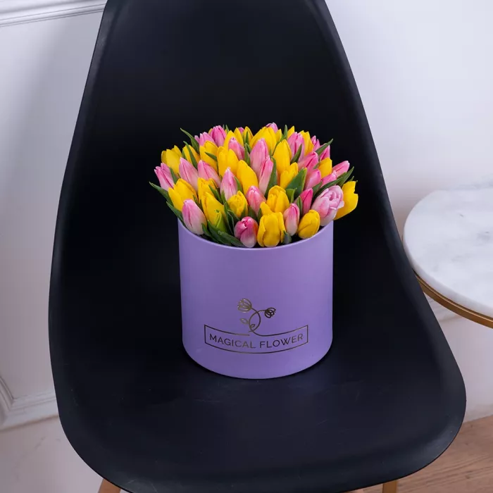 51 разноцветных тюльпан в фиолетовой шляпной коробке