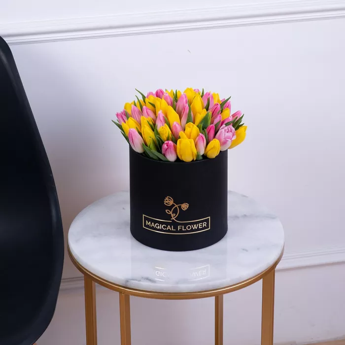 51 разноцветных тюльпан в черной шляпной коробке