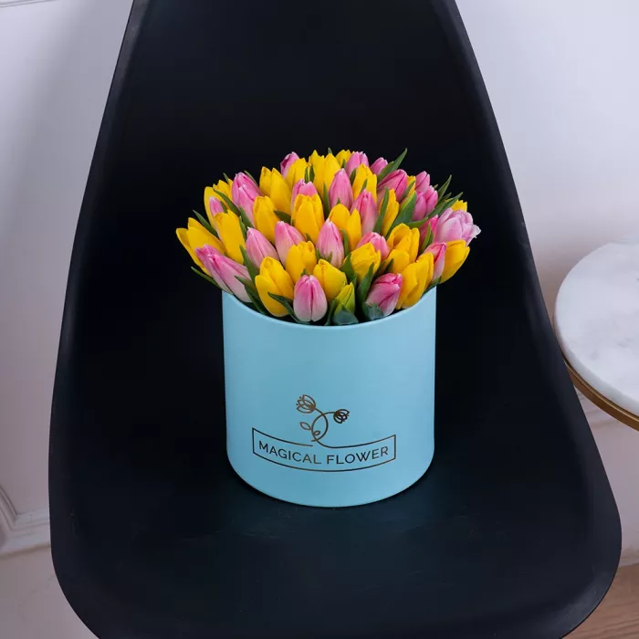 51 разноцветных тюльпан в голубой шляпной коробке