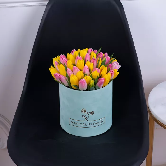 51 разноцветных тюльпан в зеленой бархатной шляпной коробке