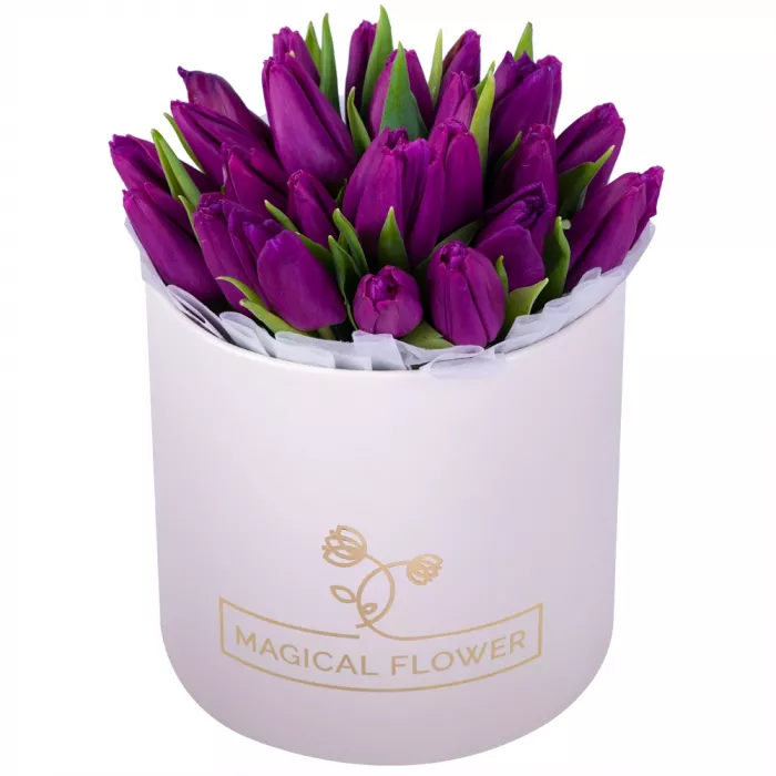 25 фиолетовых тюльпан в кремовой шляпной коробке