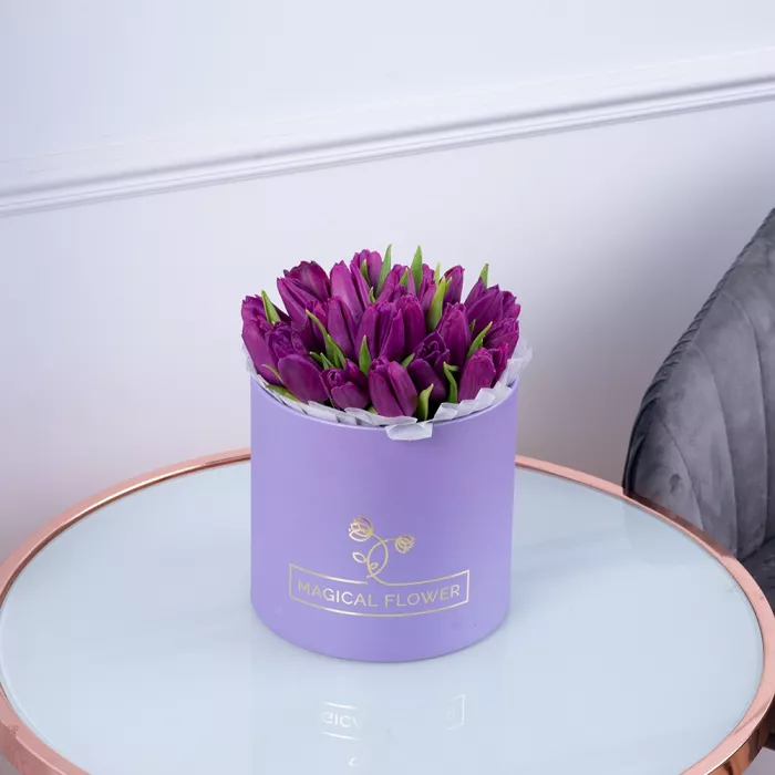 25 фиолетовых тюльпан в фиолетовой шляпной коробке