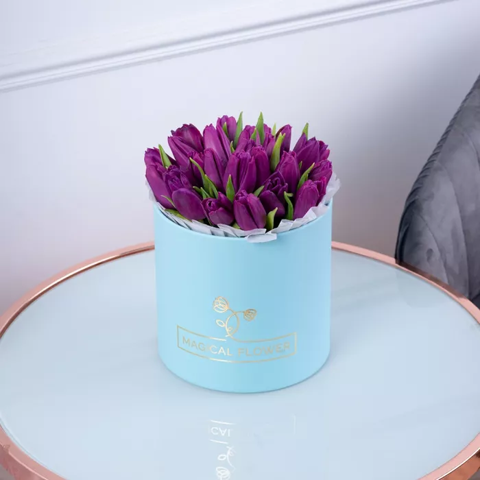 25 фиолетовых тюльпан в голубой шляпной коробке