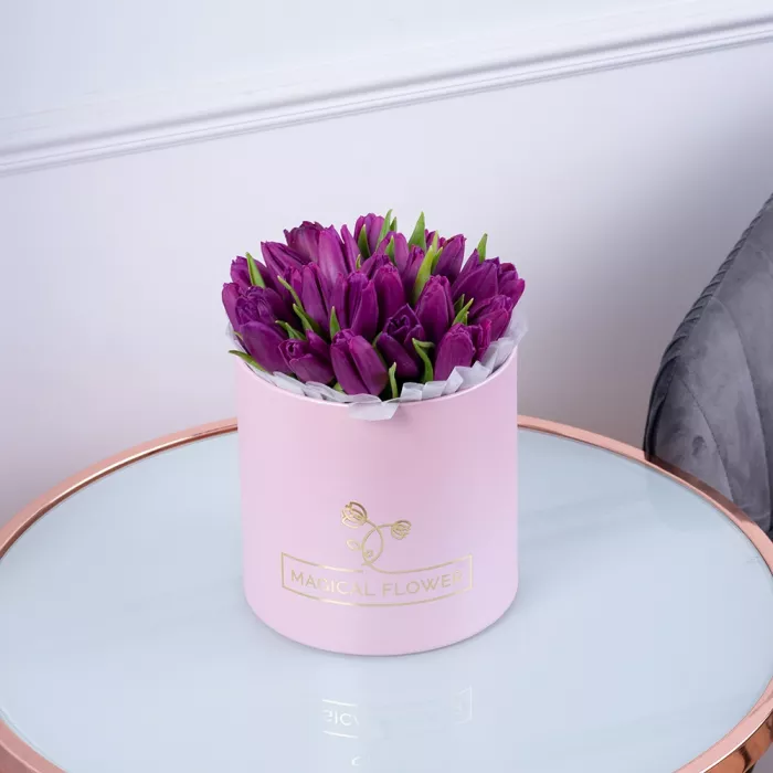 25 фиолетовых тюльпан в розовой шляпной коробке