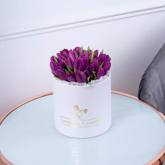 25 фиолетовых тюльпан в белой шляпной коробке