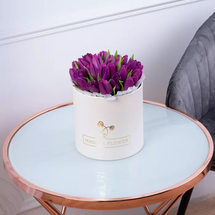 25 фиолетовых тюльпан в кремовой шляпной коробке